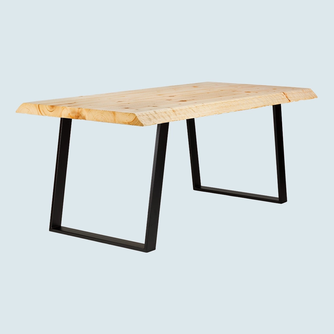 Heller Esstisch mit Baumkante und Metallgestell - Schrägansicht