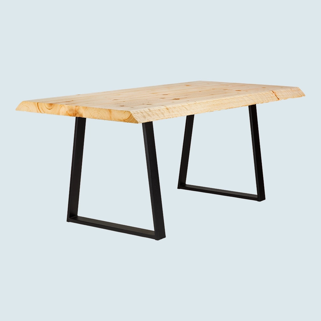 Heller Esstisch mit Baumkante und Metallgestell - Schrägansicht