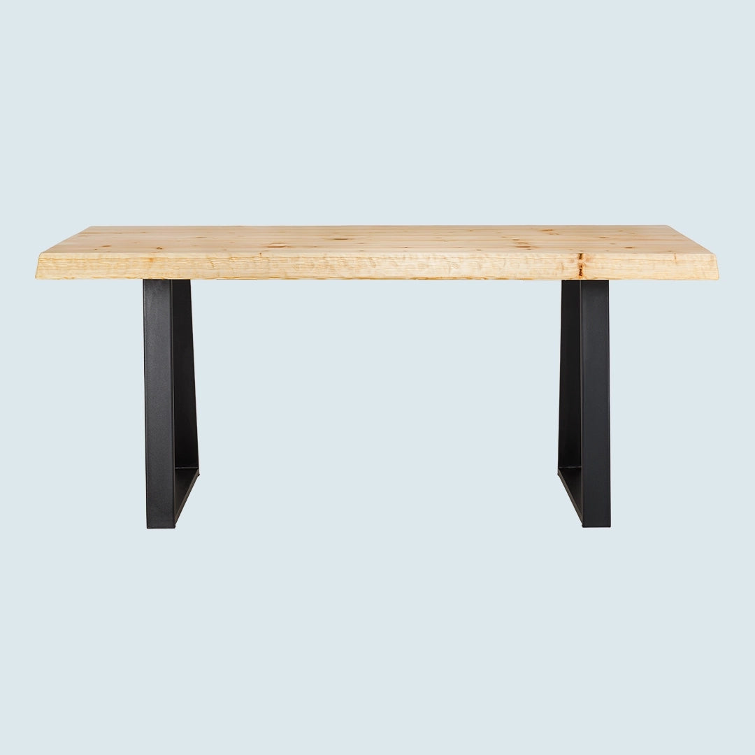 Heller Esstisch mit Baumkante und Metallgestell - Seitenansicht