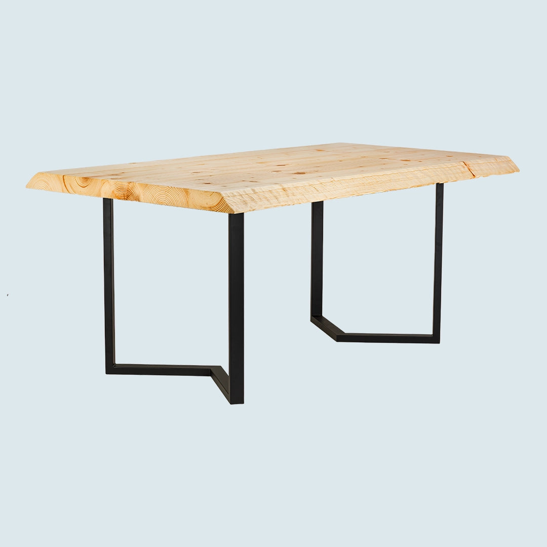 Heller Esstisch mit Baumkante und Metallgestell - Schrägansicht