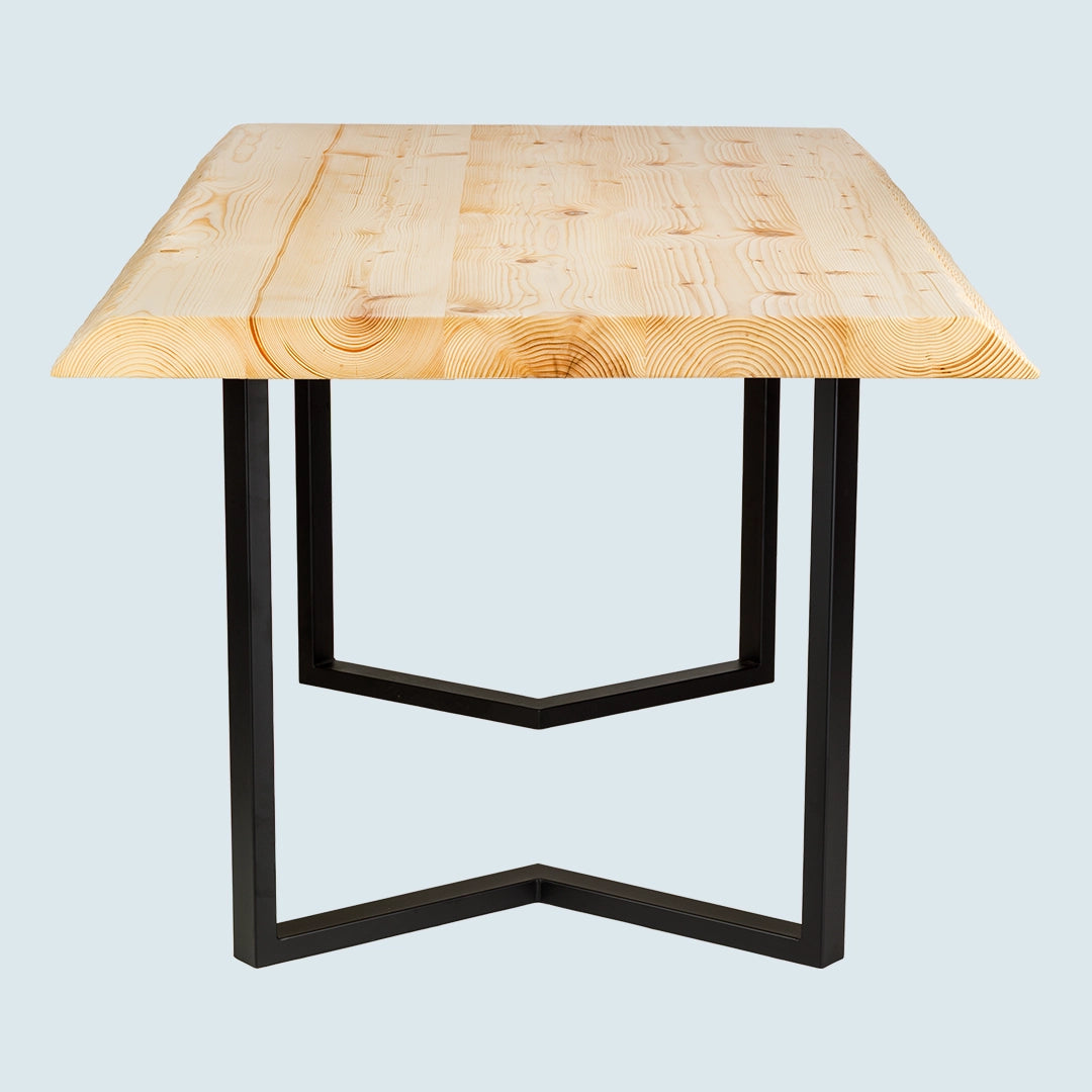 Heller Esstisch mit Baumkante und Metallgestell - Kopfansicht