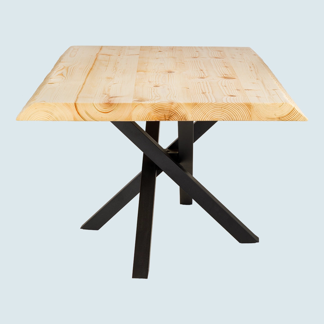 Heller Esstisch mit Baumkante und Metallgestell - Kopfansicht