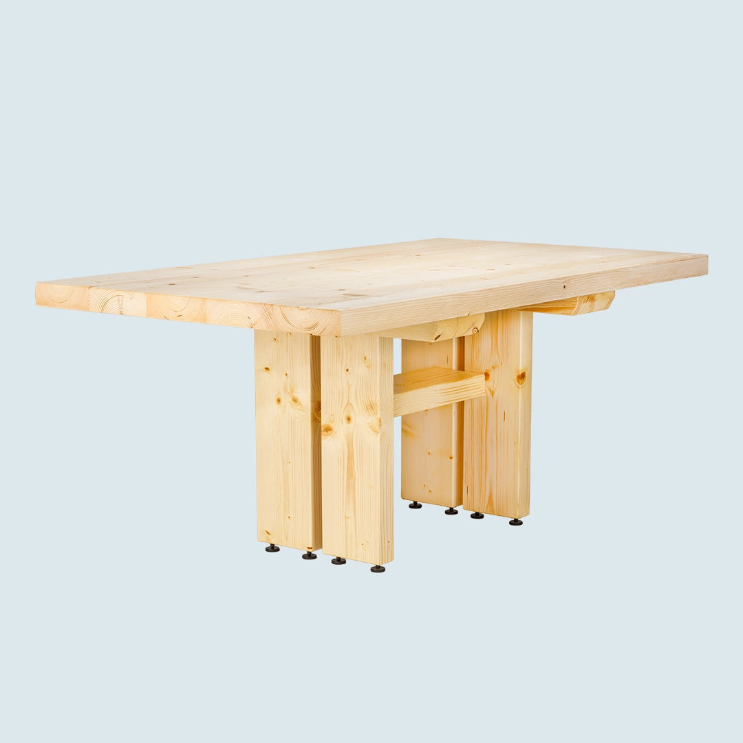 Heller Esstisch mit gerader Tischkante und Holzgestell - Schrägansicht