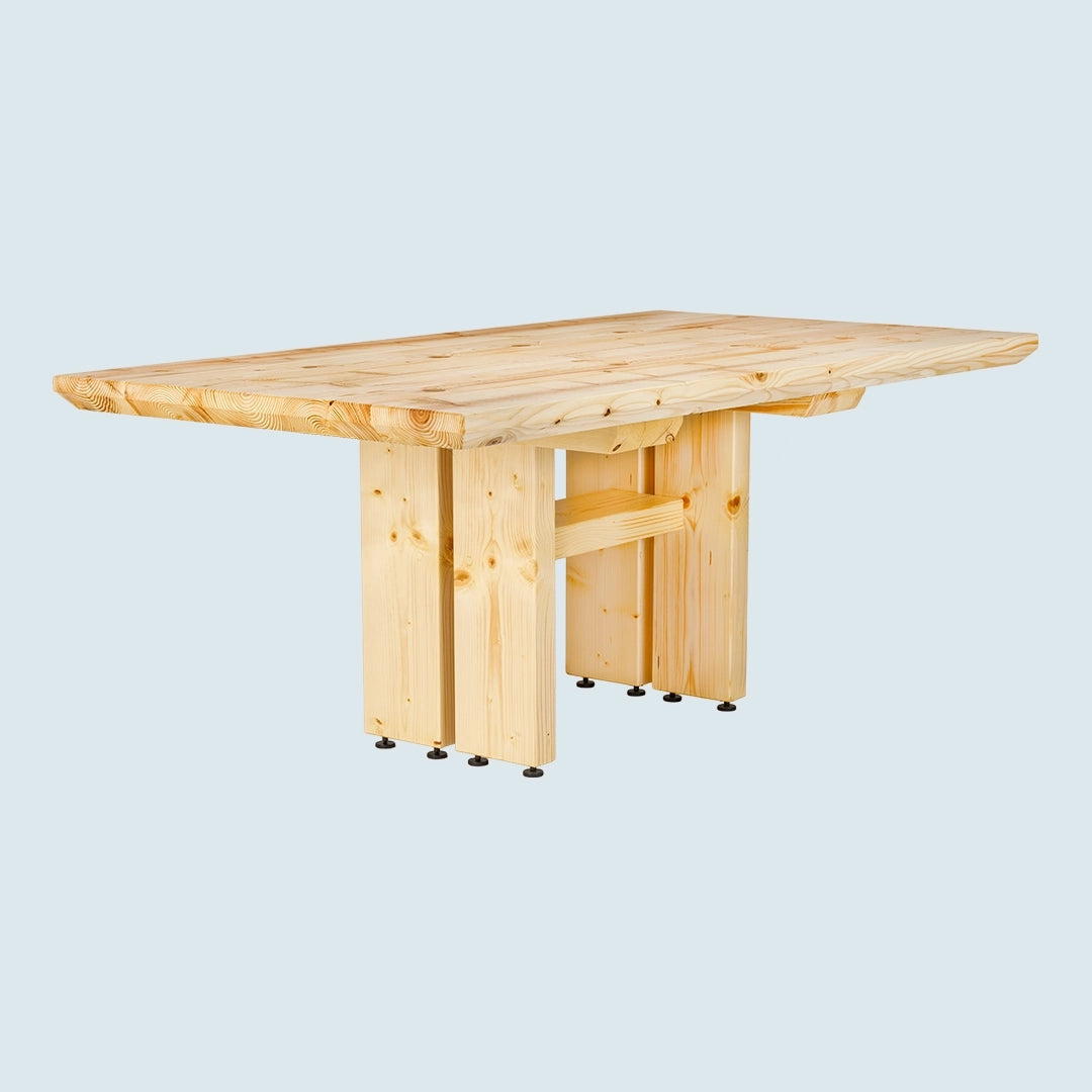 Heller Esstisch mit Schweizer Tischkante und Holzgestell - Schrägansicht