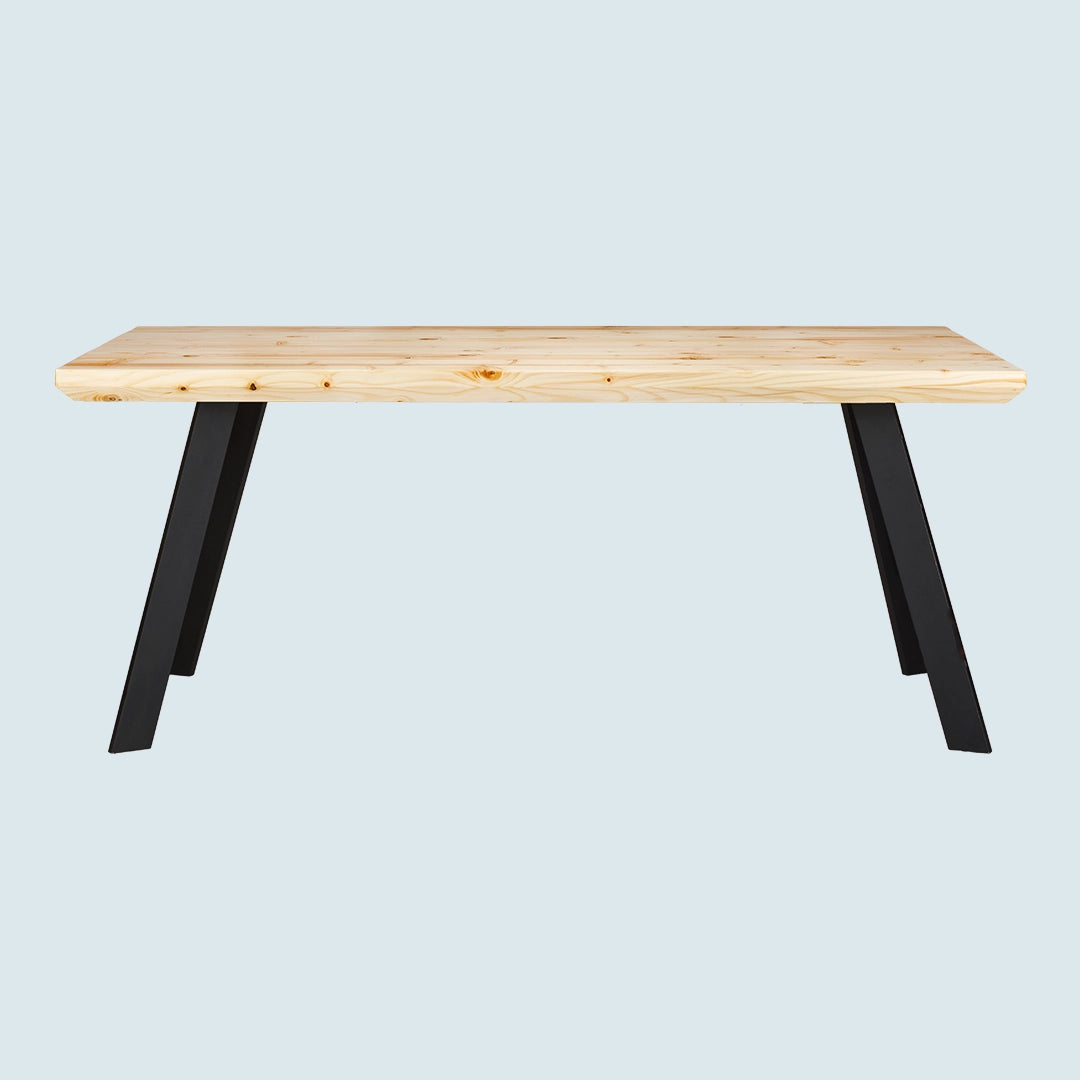 Heller Esstisch mit Schweizer Tischkante und Metallgestell - Seitenansicht