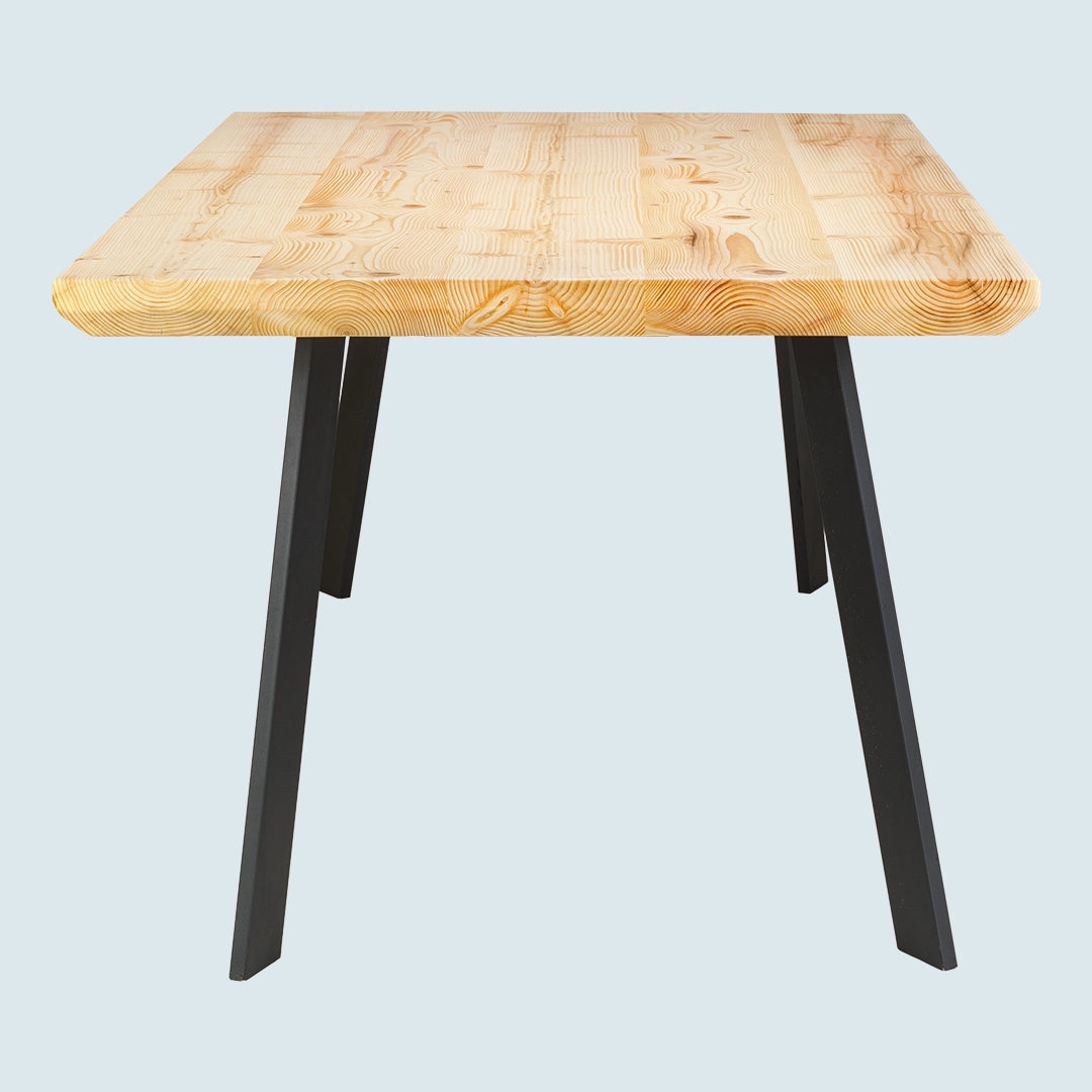 Heller Esstisch mit Schweizer Tischkante und Metallgestell - Kopfansicht