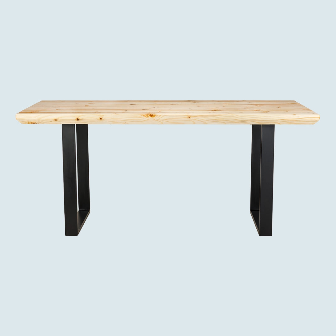 Heller Esstisch mit Schweizer Tischkante und Metallgestell - Seitenansicht