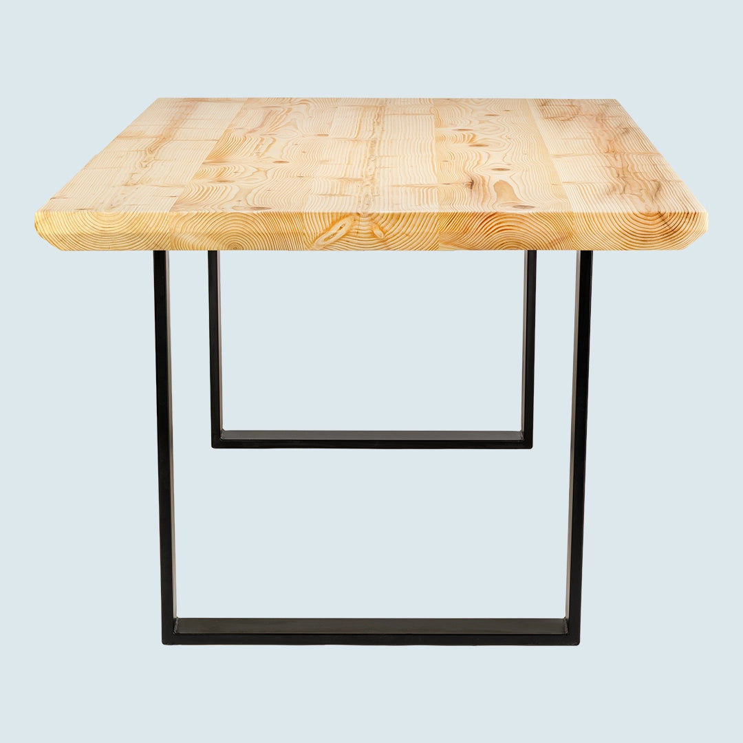 Heller Esstisch mit Schweizer Tischkante und Metallgestell - Kopfansicht