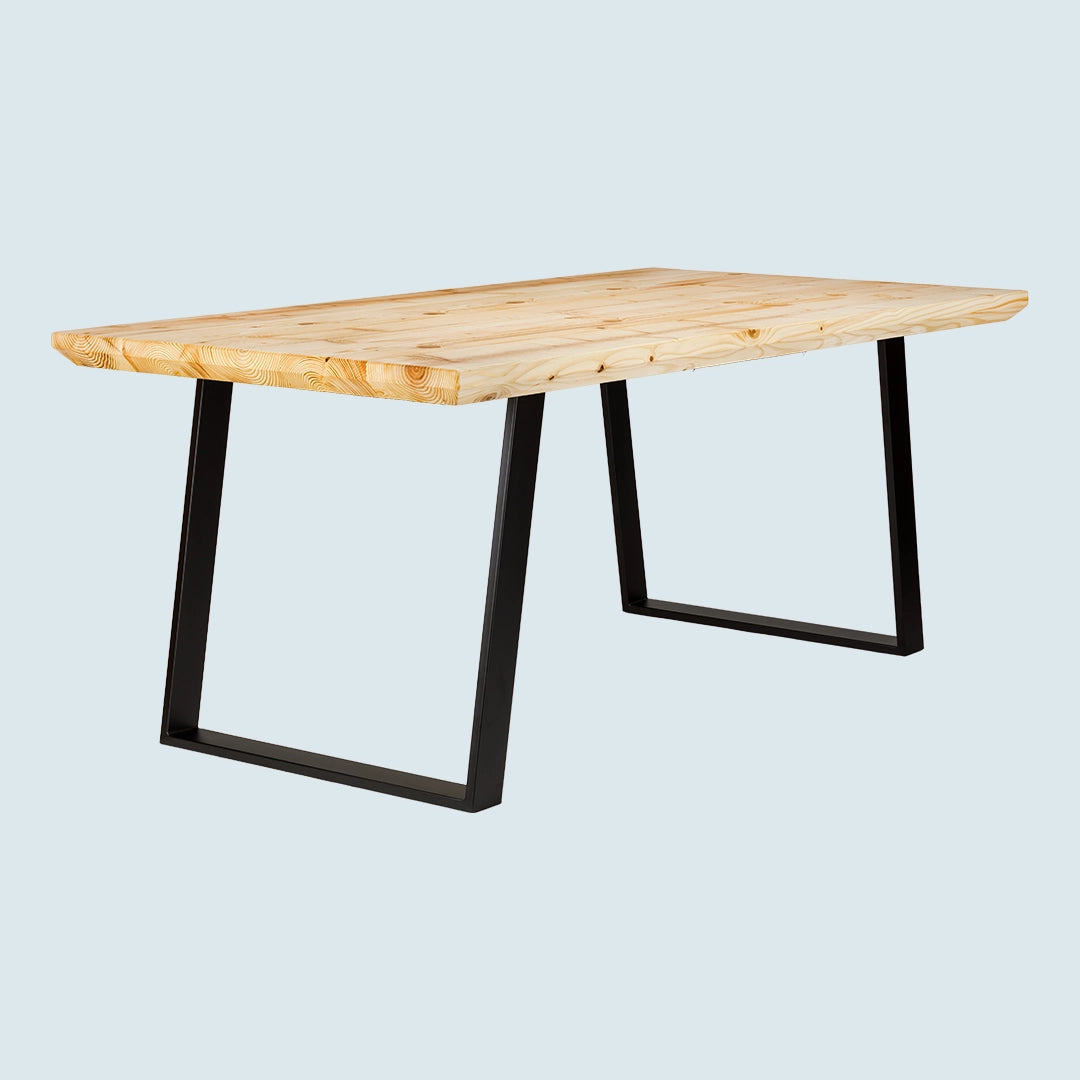 Heller Esstisch mit Schweizer Tischkante und Metallgestell - Schrägansicht