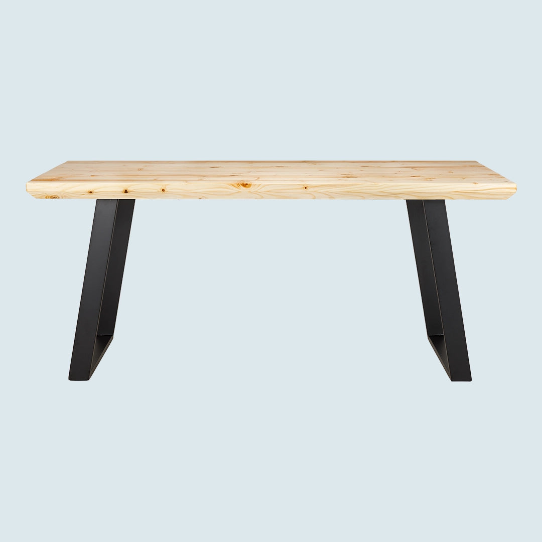 Heller Esstisch mit Schweizer Tischkante und Metallgestell - Seitenansicht