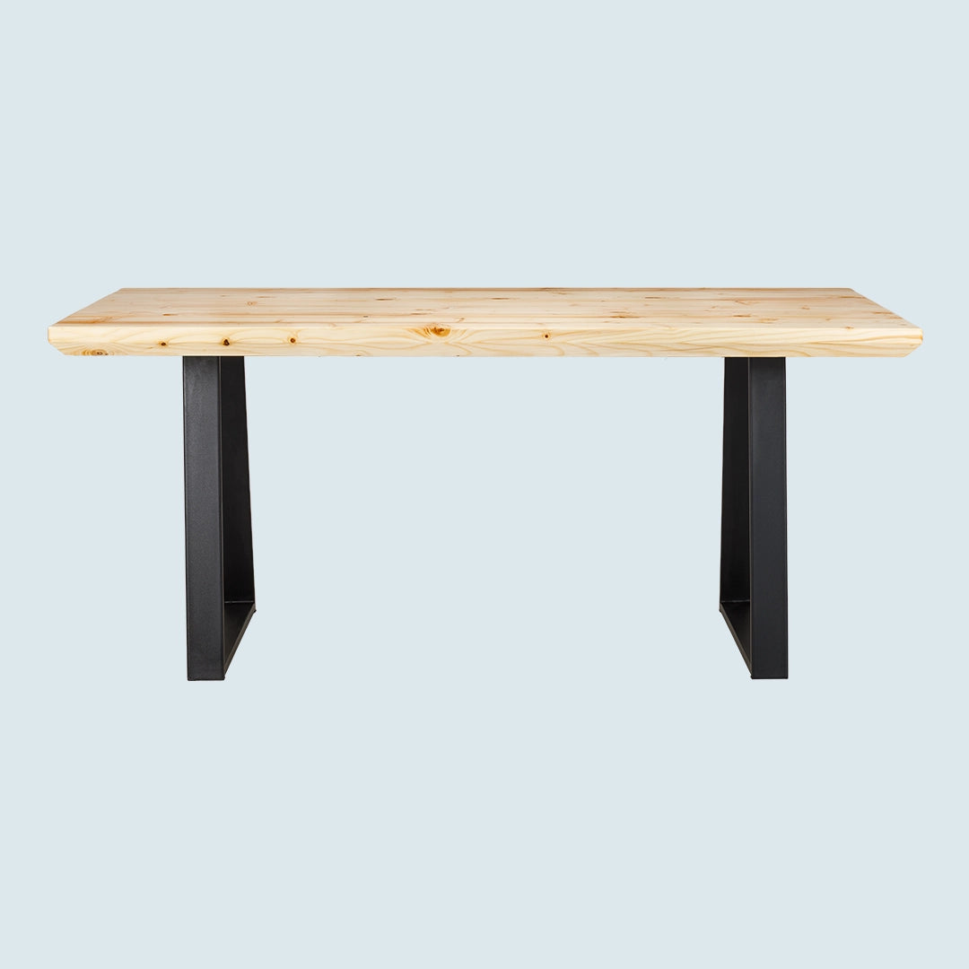 Heller Esstisch mit Schweizer Tischkante und Metallgestell - Seitenansicht