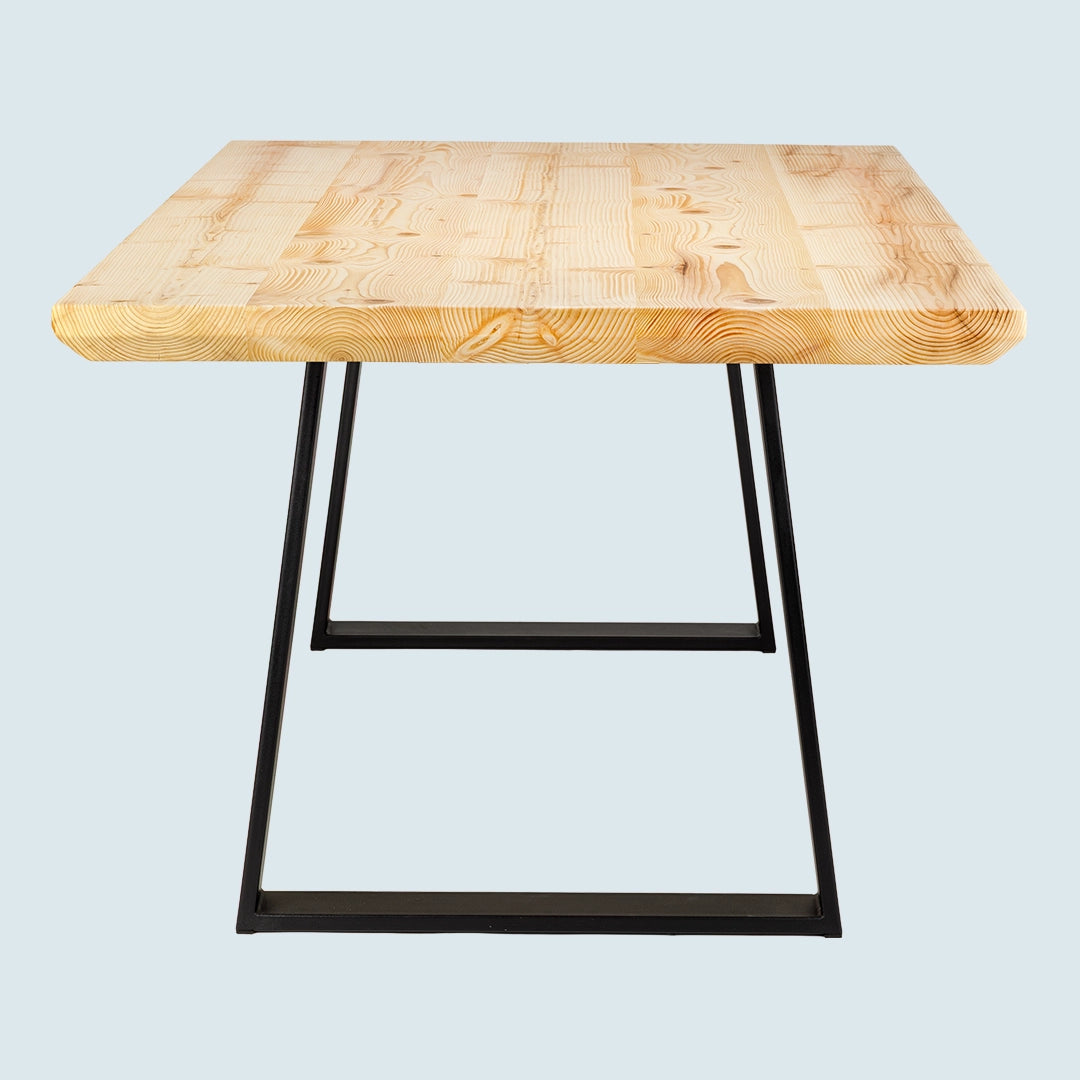 Heller Esstisch mit Schweizer Tischkante und Metallgestell - Kopfansicht