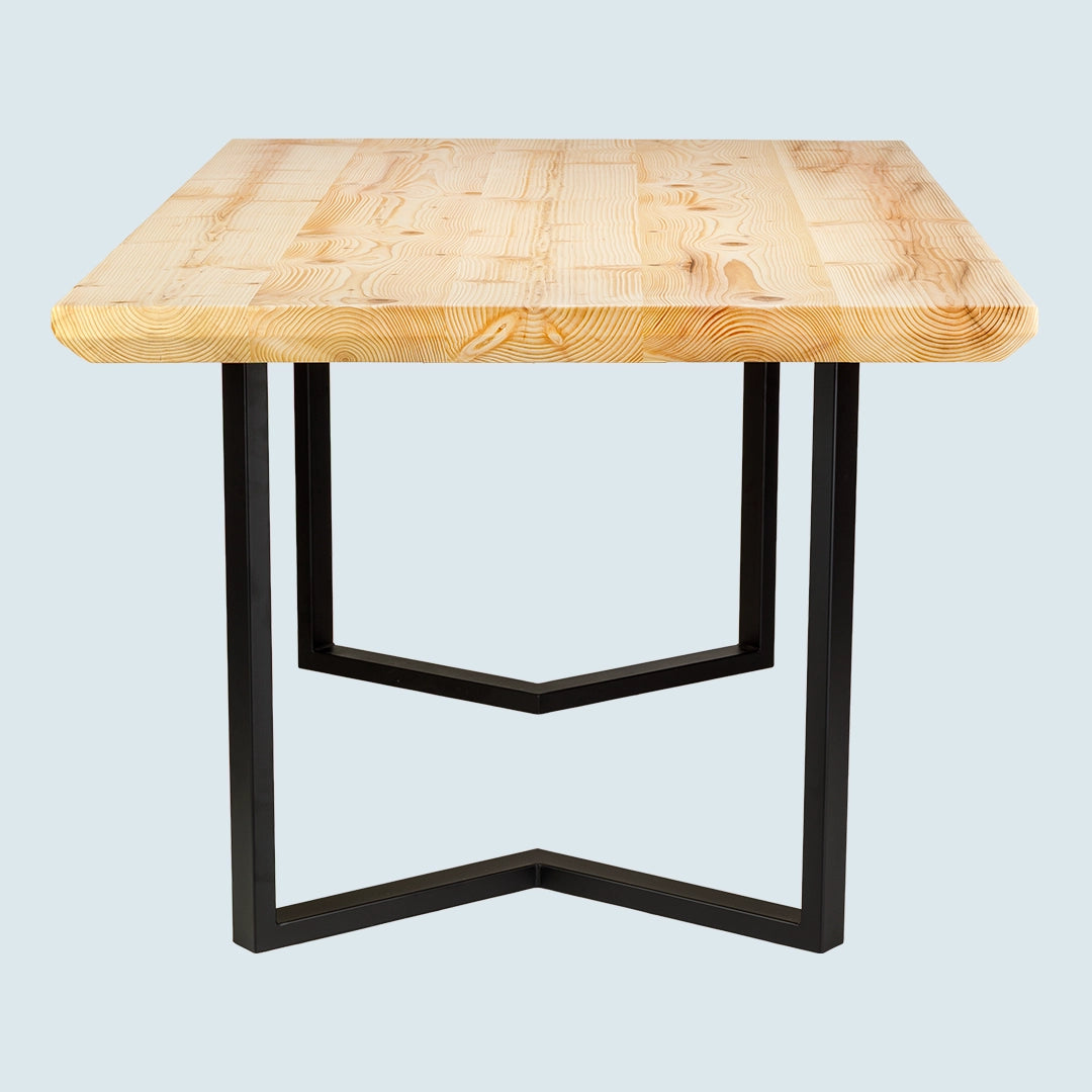 Heller Esstisch mit Schweizer Tischkante und Metallgestell - Kopfansicht